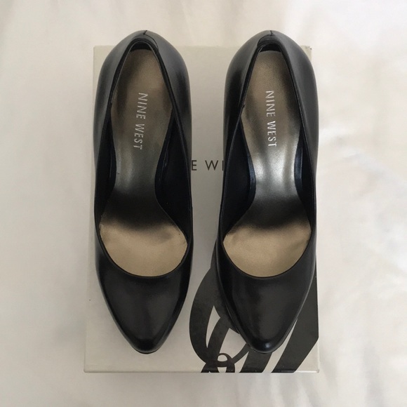 Nine West Black Leather Pump - Picture 2 of 5